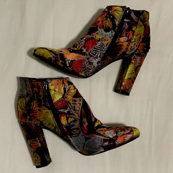 Rare 4” booties with vibrant butterfly fabric — excellent shape! - Picture 2 of 6